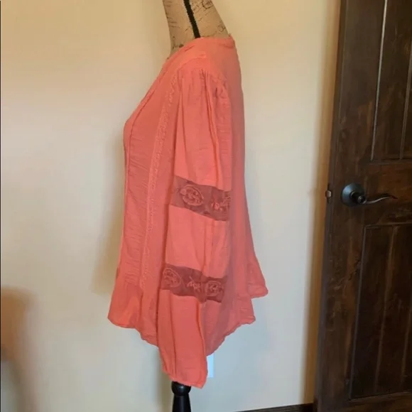 Beautiful blouse-New! - Picture 4 of 5